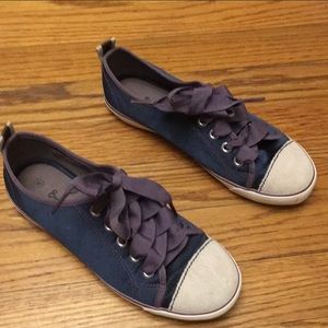 Boden tennis shoes satin with ribbon laces